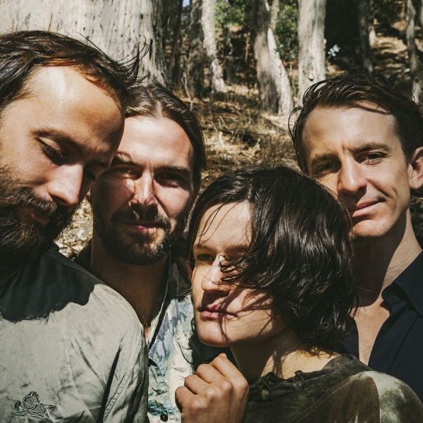 Big Thief - Two Hands ryhmässä VINYYLI / Myydyimmät @ Bengans Skivbutik AB (3661355)