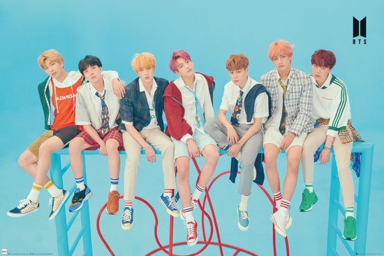 BTS - Group Blue Poster 91,5x61 ryhmässä MERCH / Julisteet @ Bengans Skivbutik AB (3790838)