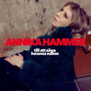 Hammer Annika - Till Att Säga Hennes Namn ryhmässä ME SUOSITTELEMME / Perjantain julkaisut / 2025-03-28 @ Bengans Skivbutik AB (5580264)