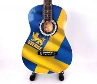 Minigitarr - Sverige (Höjd Ca 25 Cm) ryhmässä MERCHANDISE / Accessoarer / Pop-Rock @ Bengans Skivbutik AB (5634846)