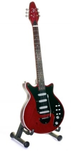 Queen - Minigitarr Brian May (Höjd Ca 25Cm) ryhmässä MERCHANDISE / Accessoarer / Hårdrock @ Bengans Skivbutik AB (5635148)