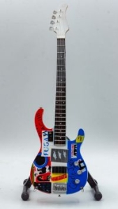 Red Hot Chili Peppers - Minigitarr Flea Fender Höjd Ca 25Cm ryhmässä MERCHANDISE / Accessoarer / Hårdrock @ Bengans Skivbutik AB (5635150)