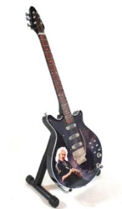 Queen - Minigitarr Tribute Brian May (25Cm) ryhmässä MERCHANDISE / Accessoarer / Hårdrock @ Bengans Skivbutik AB (5635162)