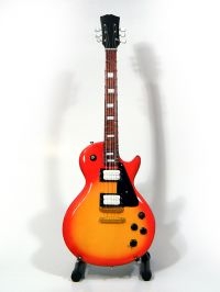 Zappa Frank - Minigitarr Gibson (Höjd Ca 25Cm) ryhmässä MERCHANDISE / Accessoarer / Pop-Rock @ Bengans Skivbutik AB (5635756)