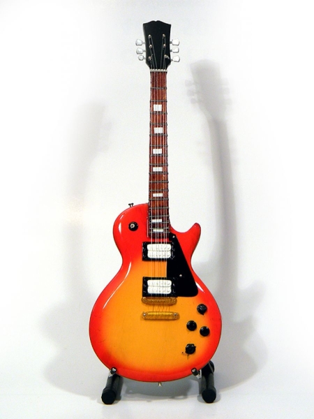Zappa Frank - Minigitarr Gibson (Höjd Ca 25Cm) ryhmässä MERCHANDISE / Accessoarer / Pop-Rock @ Bengans Skivbutik AB (5635756)