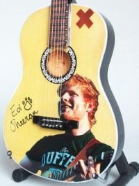 Sheeran Ed - Minigitarr Akustisk (Höjd Ca 25Cm) ryhmässä MERCHANDISE / Accessoarer / Pop-Rock @ Bengans Skivbutik AB (5635778)