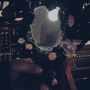 Maneka - Bathes And Listens (Metallic Pink C ryhmässä Kommande / Pop-Rock @ Bengans Skivbutik AB (5640715)