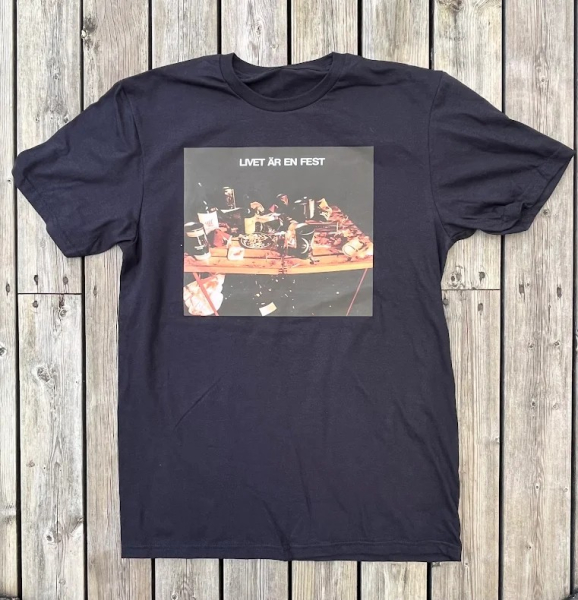 Nationalteatern - T-Shirt Livet Är En Fest ryhmässä MERCH / Vaatteet / T-paidat @ Bengans Skivbutik AB (5645367r)
