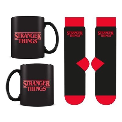 Stranger Things - Logo Mug & Sock Set ryhmässä MERCHANDISE / Merch / TV-serie @ Bengans Skivbutik AB (5648452)