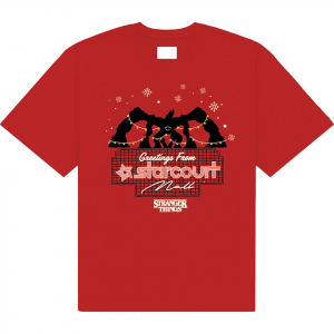Stranger Things - Greetings From Starcourt Uni Red T-Shirt ryhmässä MERCHANDISE / T-paita / Kommande / Film-Musikal @ Bengans Skivbutik AB (5649149r)