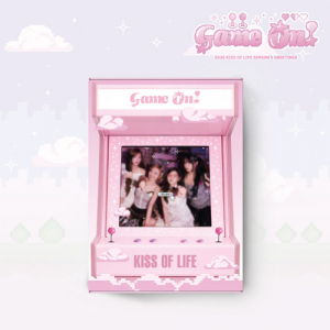 Kiss Of Life - 2026 Seasons Greetings (Game On) + Photocard ryhmässä MERCHANDISE / Merch / Kommande / K-Pop @ Bengans Skivbutik AB (5649492)
