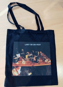 Nationalteatern - Livet Är En Fest (Totebag-Black) ryhmässä MERCHANDISE / Merch / Nyheter / Pop-Rock @ Bengans Skivbutik AB (5650680)