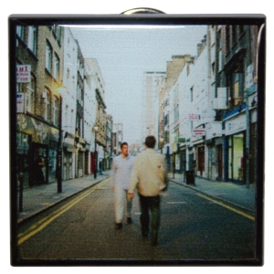 Oasis - What's The Story Colour Album Pin Badge ryhmässä MERCHANDISE / Pin-Button Badge / / @ Bengans Skivbutik AB (5668620)