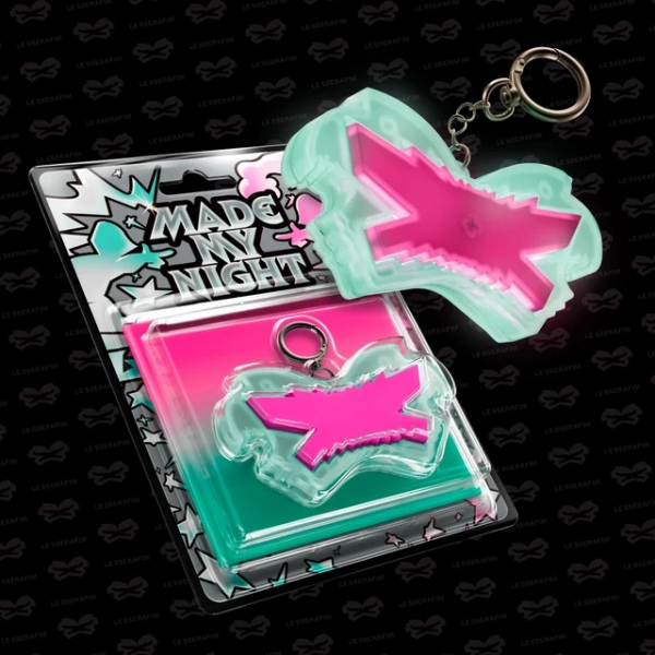 Le Sserafim - Made My Night (Glow Clicker Keychain) (Pink Ver.) ryhmässä MERCHANDISE / Merch+Code / Kommande / K-Pop @ Bengans Skivbutik AB (5690655)