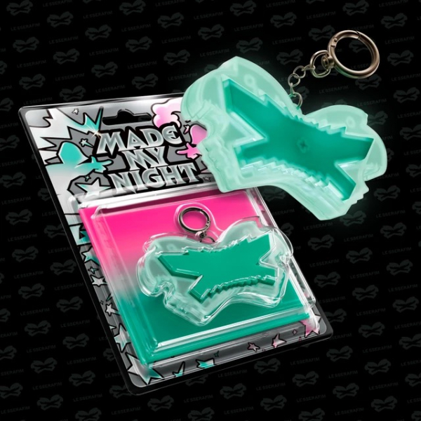 Le Sserafim - Made My Night (Glow Clicker Keychain) (Mint Ver.) ryhmässä MERCHANDISE / Merch+Code / Kommande / K-Pop @ Bengans Skivbutik AB (5690656)