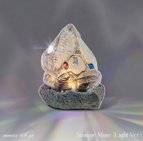 Nmixx - Strange Muse (Light Ver.) ryhmässä MERCHANDISE / Merch+Code / Kommande / K-Pop @ Bengans Skivbutik AB (5691637)